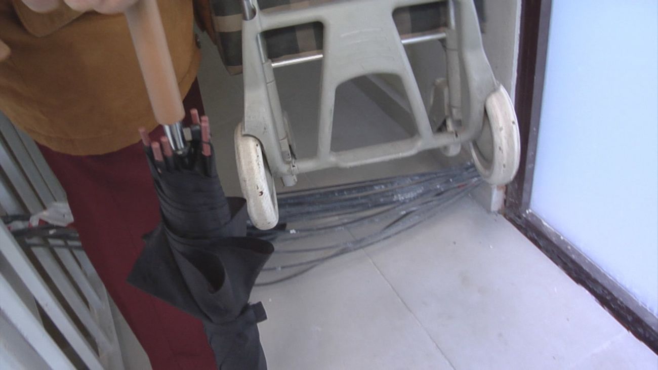 Desesperación en Moratalaz: vecinos enfrentan un laberinto de cables en su portal