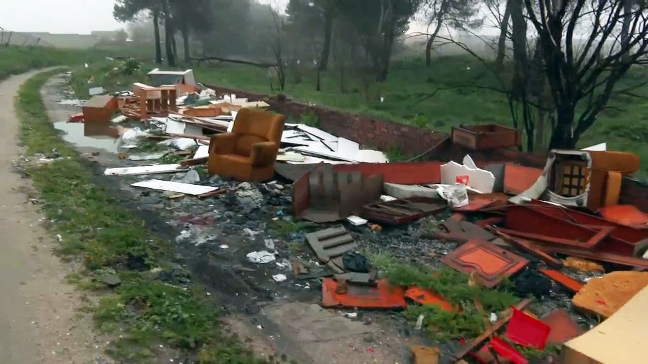 El Ayuntamiento de Humanes reconoce estar "desbordado" por el vertedero ilegal del Pinar de Valdonaire