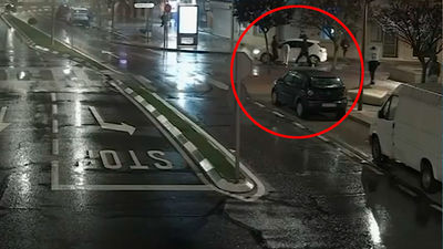 Intenta huir en coche tras una pelea callejera y termina atrapado y agredido a machetazos