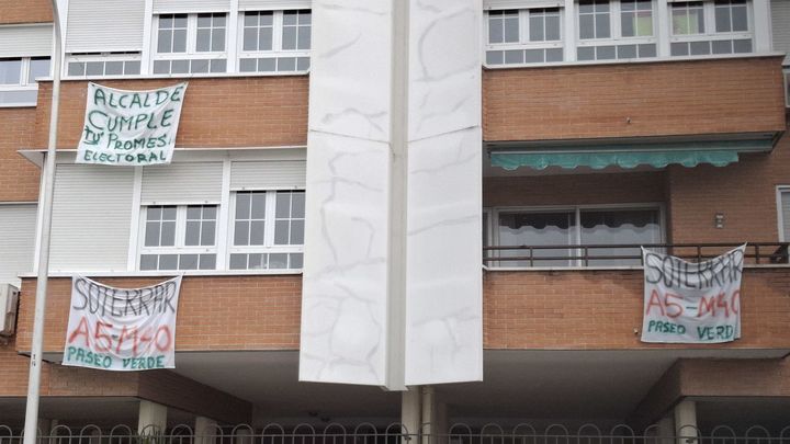 Pancartas de residentes de la Dehesa del Príncipe,  junto a la A-5 / P.O.