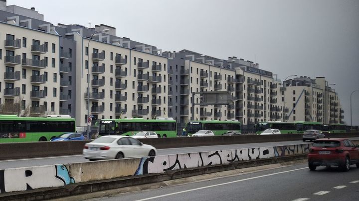 Fila de autobuses interurbanos en la A-5 a la altura de Cuatro Vientos / P.O.
