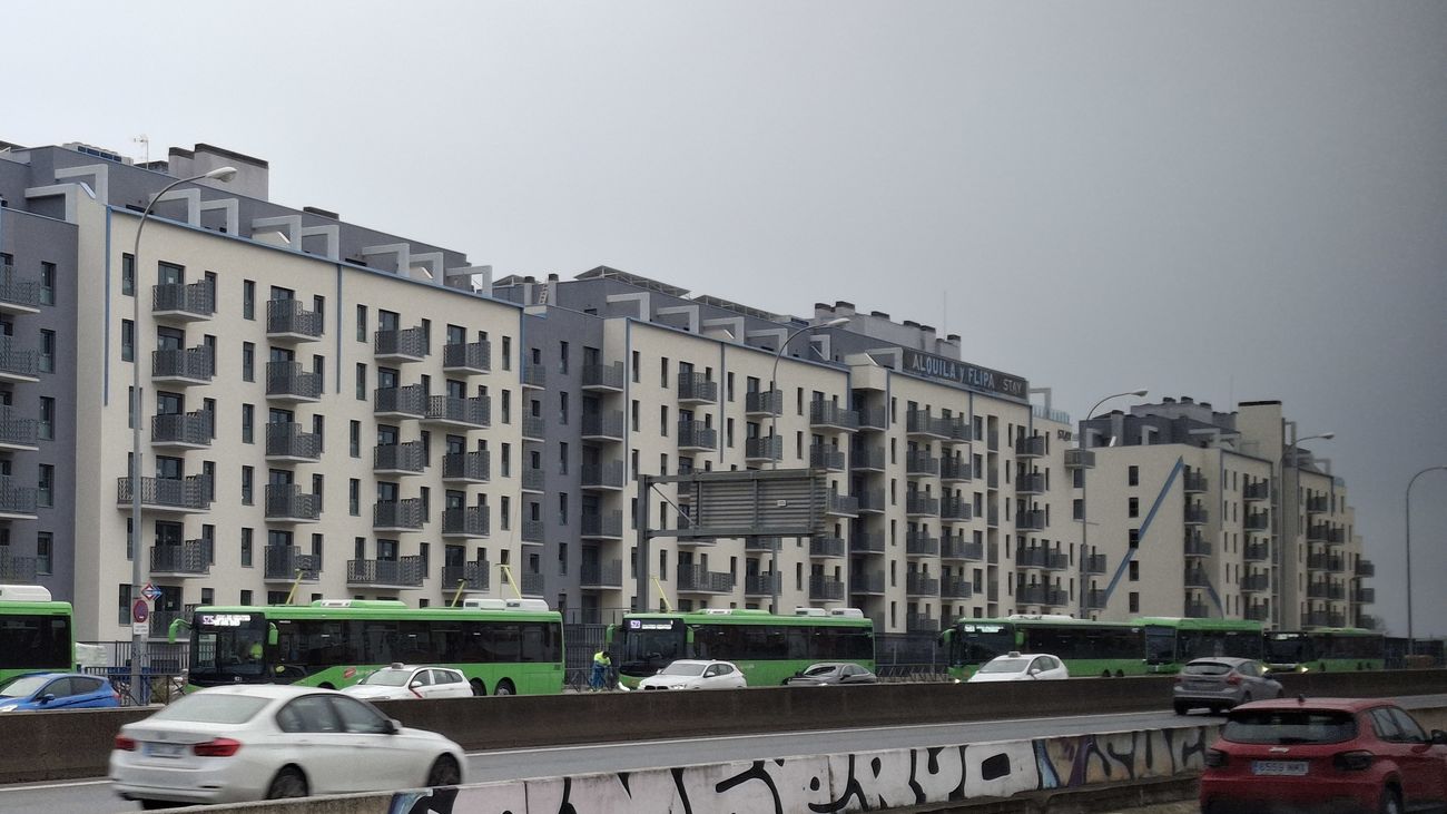 Fila de autobuses interurbanos en la A-5 a la altura de Cuatro Vientos