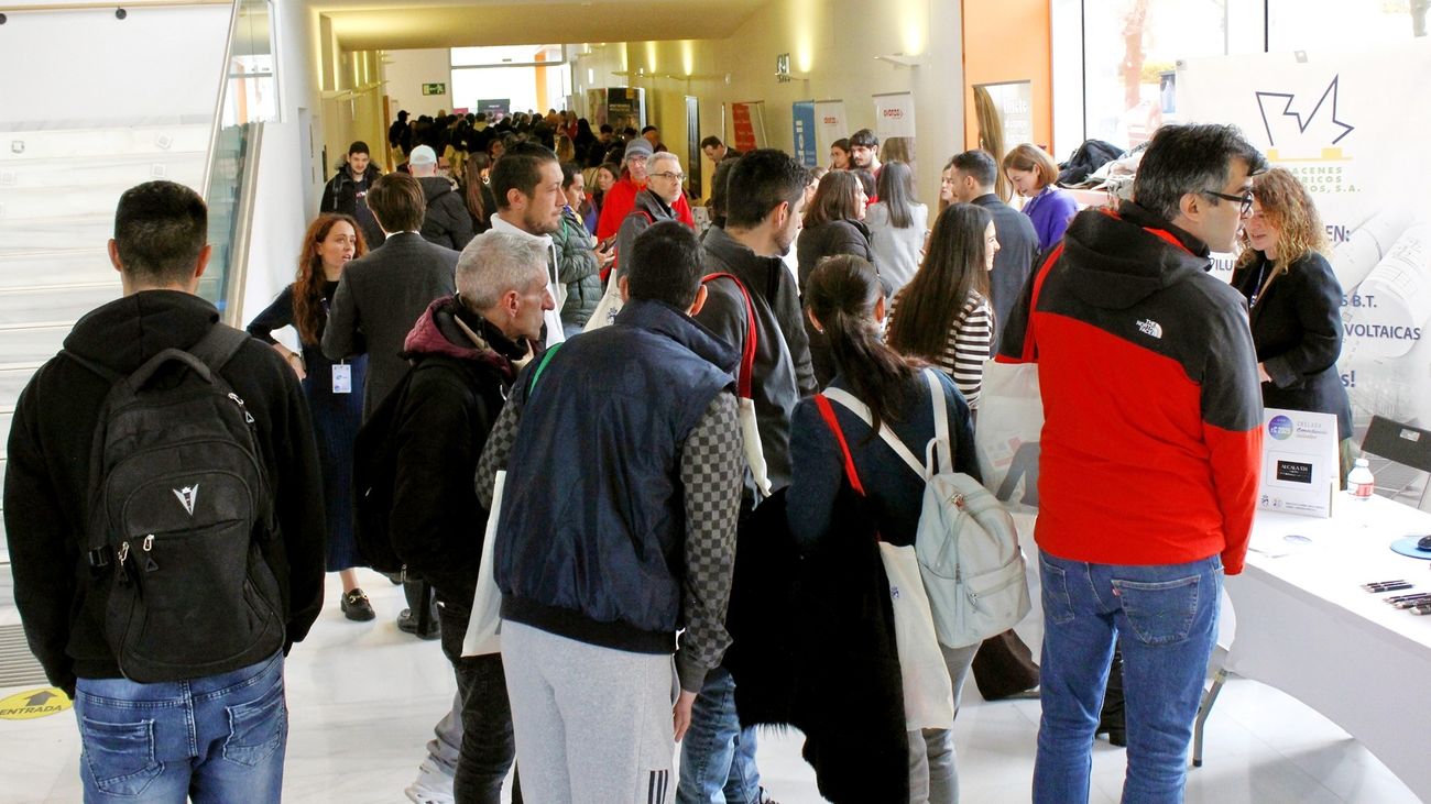 Asistentes a la feria de empleo de Coslada