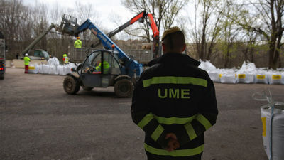 Militares de la UME construyen un dique de contención para el Tajo junto al Hospital de Parapléjicos en Toledo