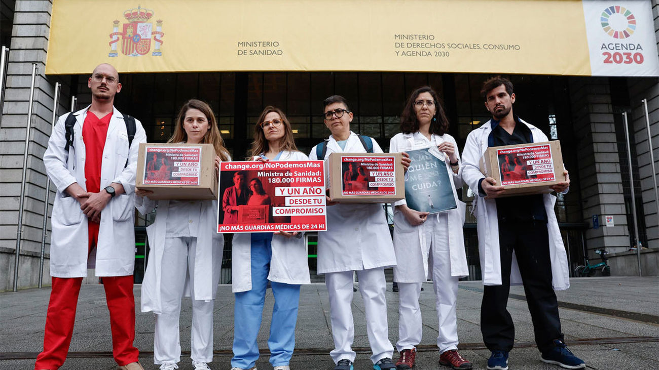 Médicos entregan más de 180.000 firmas en el Ministerio de Sanidad contra las guardias de 24 horas