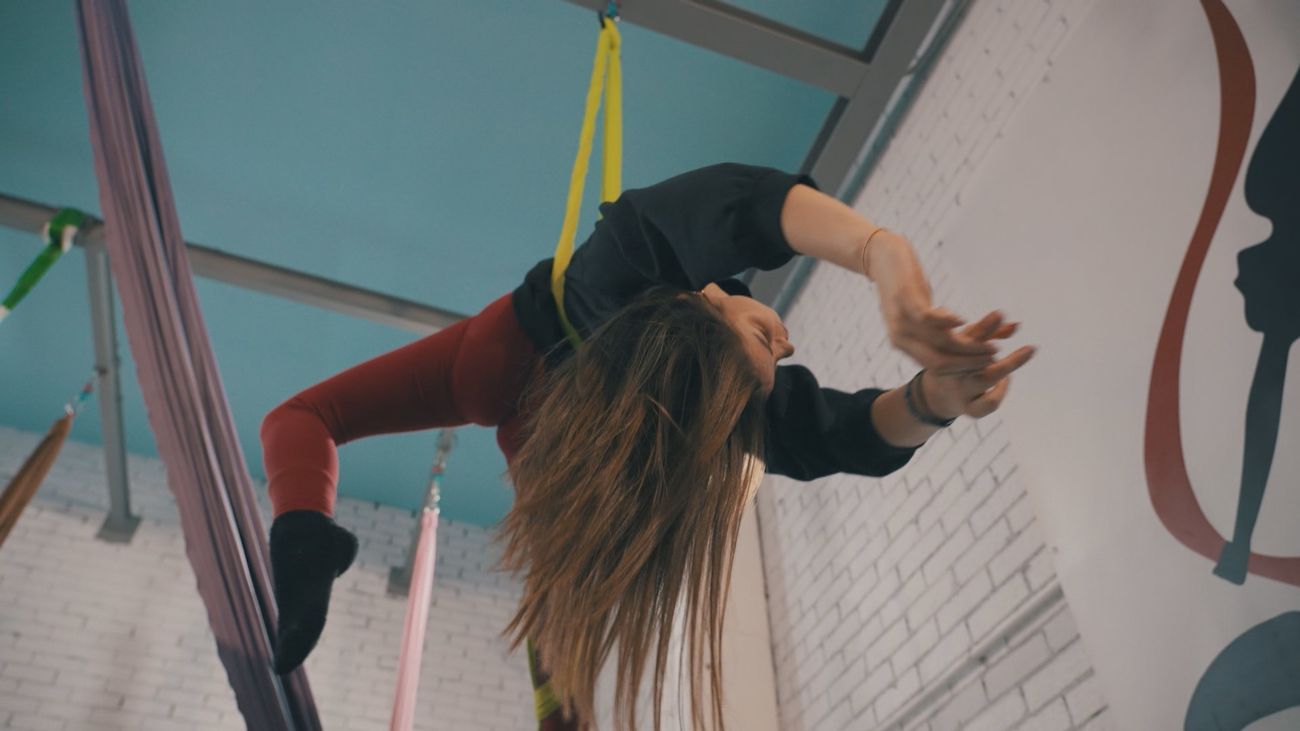 Así son las telas aereas, el deporte cuyo origen es el circo francés del siglo XIX