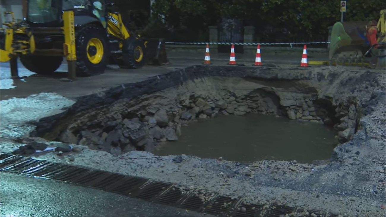 Cortado el tráfico en el Alto del León, en la N-VI, por un socavón