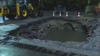 Cortado el tráfico en el Alto del León, en la N-VI, por un socavón