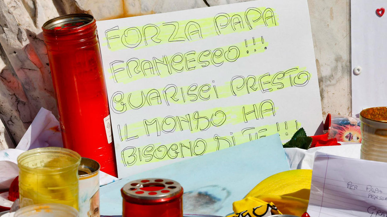 El Papa continúa estable con "pequeñas mejoras" en su motricidad y sistema respiratorio