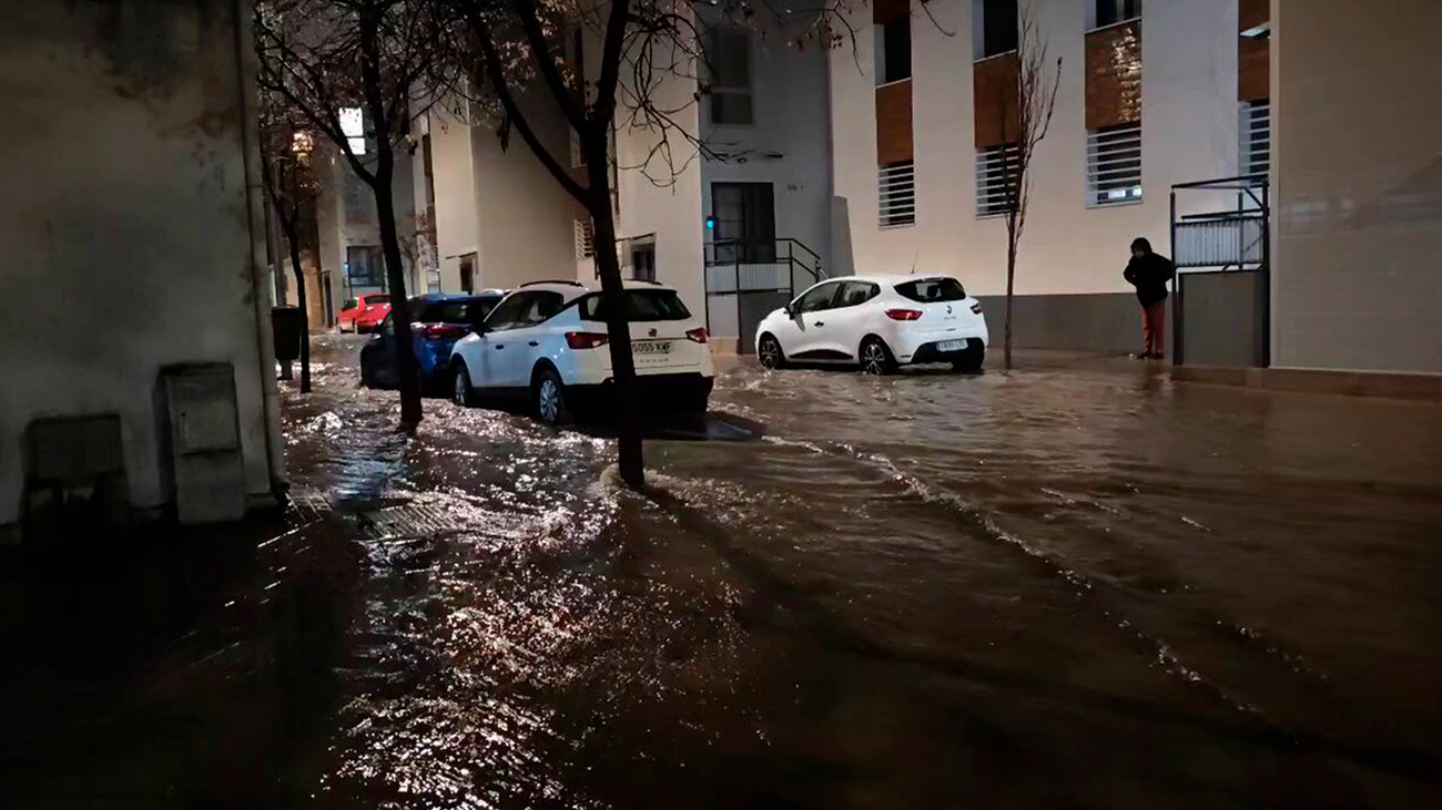 Lodazales, calles convertidas en ríos, cascadas... el barrio de Barajas vuelve a ser el más castigado por la lluvia