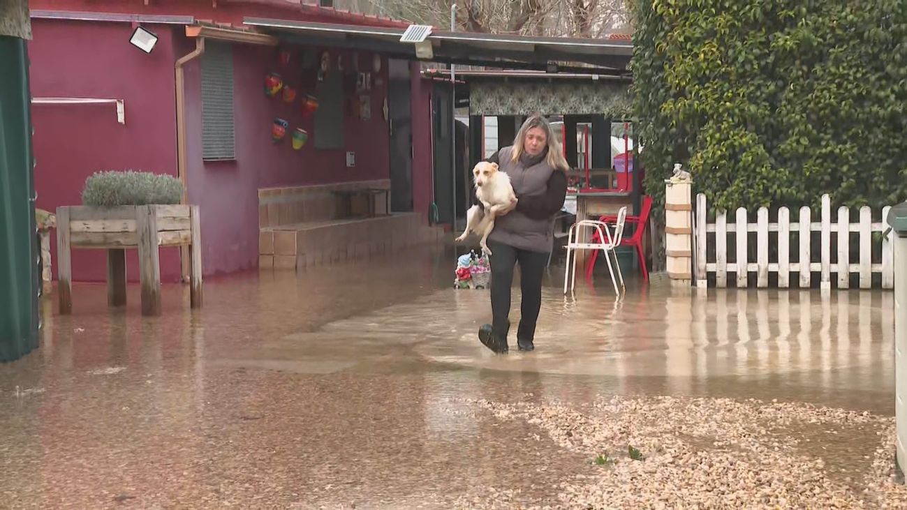 El río Tajuña se desborda en Ambite y deja semiaislada una urbanización
