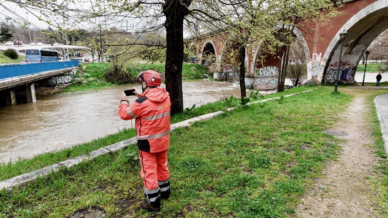 La crecida del Manzanares a su paso por Madrid, vigilada minuto a minuto