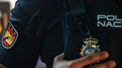 Dos policías salvan en Hortaleza con la maniobra de Heimlich a un bebé que se asfixiaba con su mucosidad