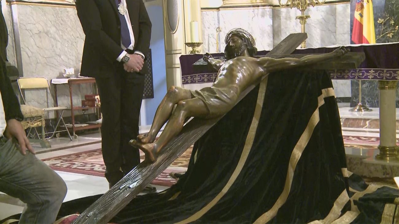 El Vía Crucis de la Borriquita se refugia en la Parroquia de San Ildefonso por la lluvia