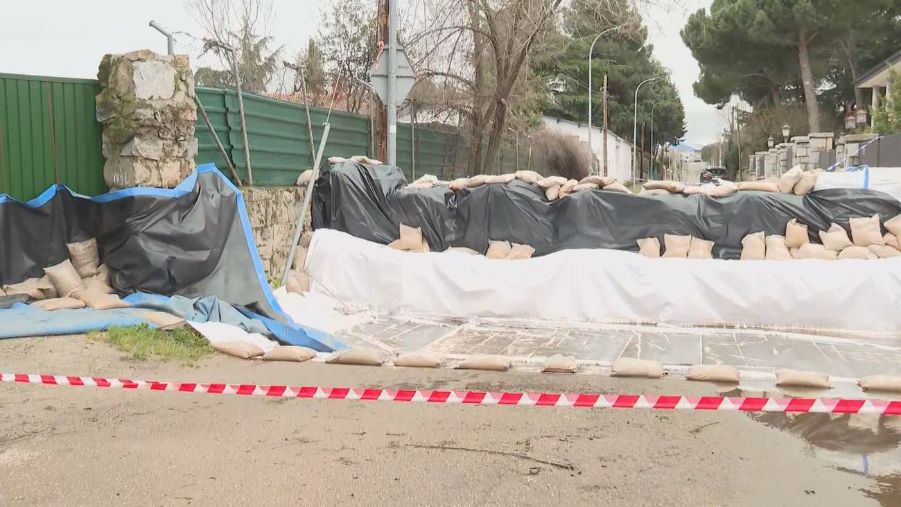Galapagar blinda algunas casas con sacos ante la crecida del río Guadarrama