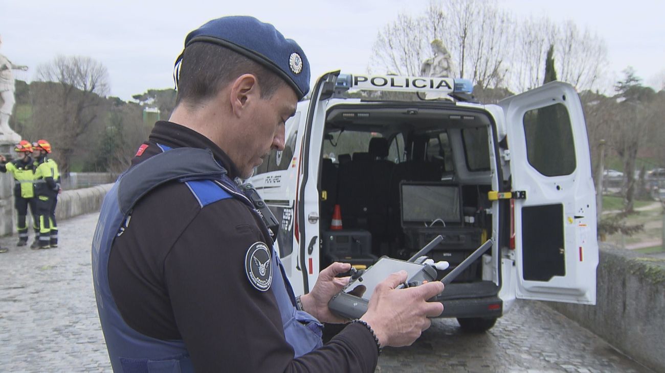 La crecida del Manzanares, controlada a vista de pájaro por la Policía Municipal de Madrid