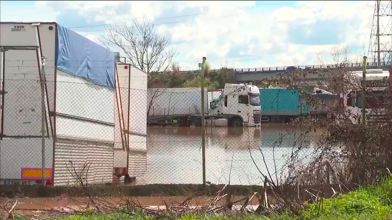 Inundaciones en Mejorada del Campo: el Jarama anega fincas,  naves, restaurantes, parkings...