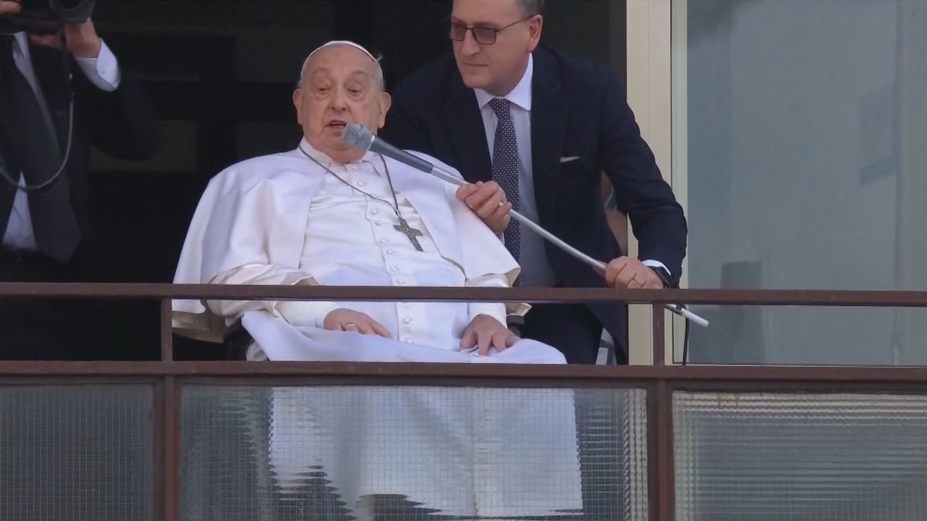 El Papa recibe el alta y saluda a los fieles tras 37 días ingresado: "Gracias a todos"