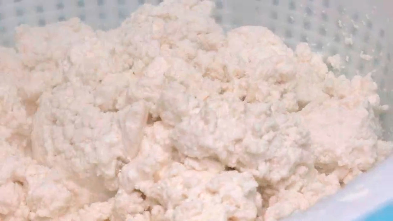 Preparamos requesón artesanal extraído a fuego lento en Chinchón