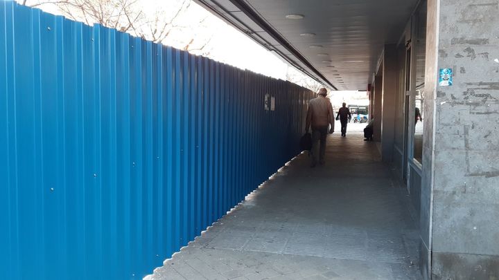 Vallado junto a la estación de metro de Campamento / P.O.