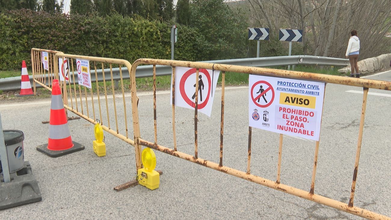 Sigue cortada la M-215 en Ambite por la crecida del Tajuña