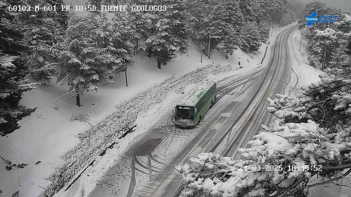 Un atobús detenido en la M-601 a la altura de la Fuente de los Geólogos / DGT
