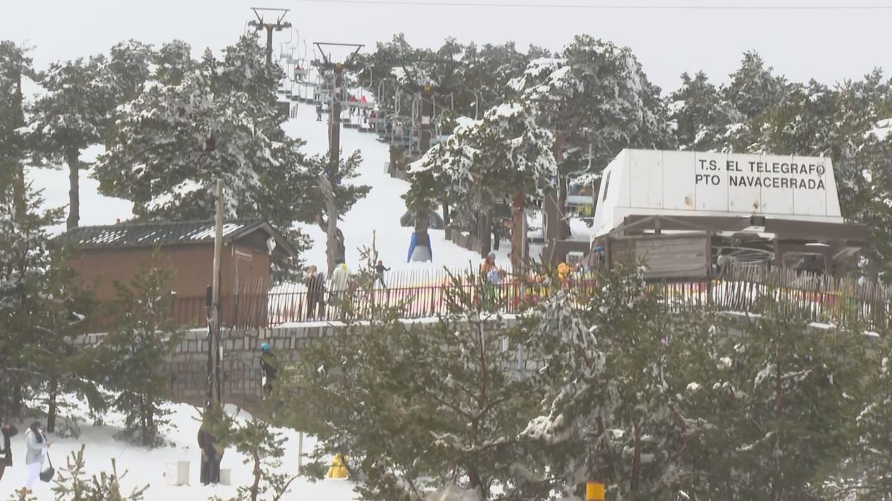 Lleno en Navacerrada, la Guardia Civil tiene que cerrar la carretera de acceso