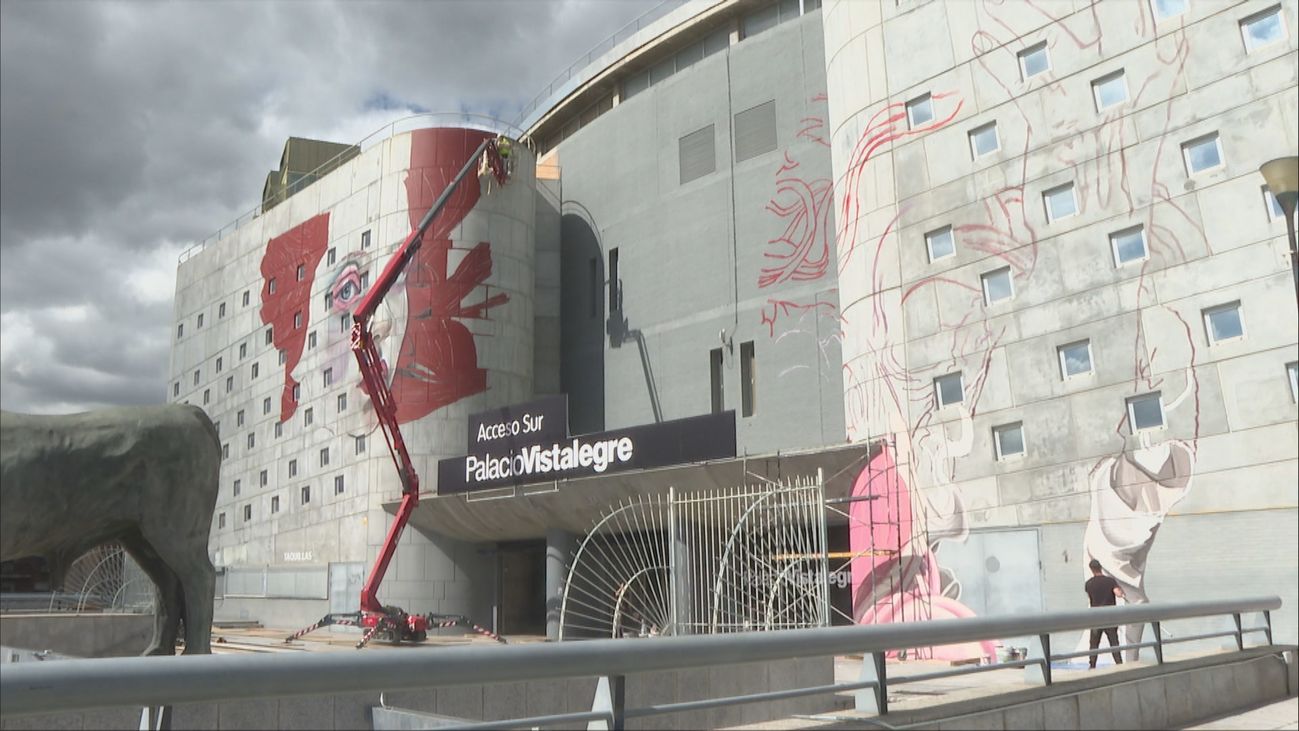 Shfir comienza a pintar en el Palacio de Vistalegre el mural más grande de Madrid