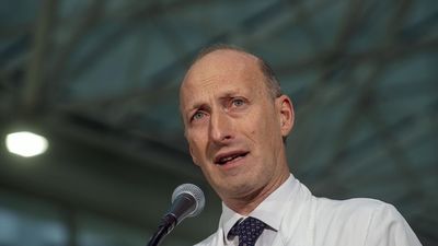 El médico que trató al Papa: "Tuvimos que elegir entre dejarlo ir o probar con todo"