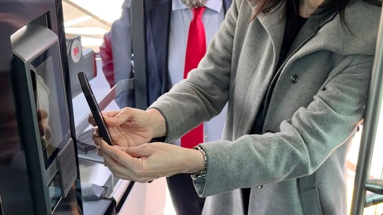 Pago con el teléfono móvil en un autobús de Majadahonda