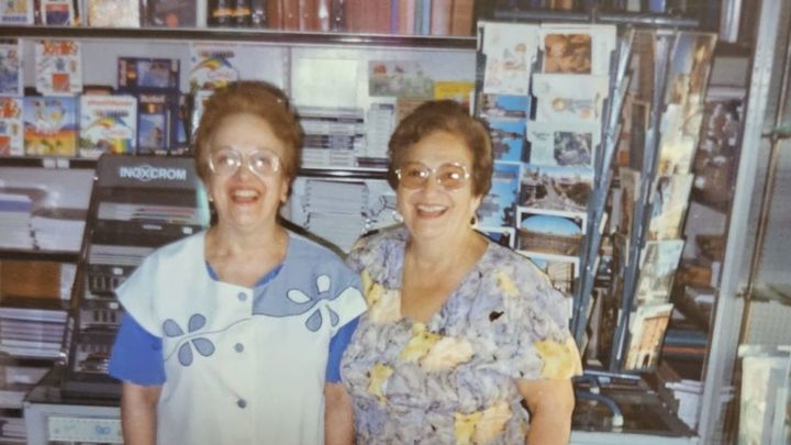 Maruja (izda.) junto a una amiga en el interior de la papelería / FRAVM