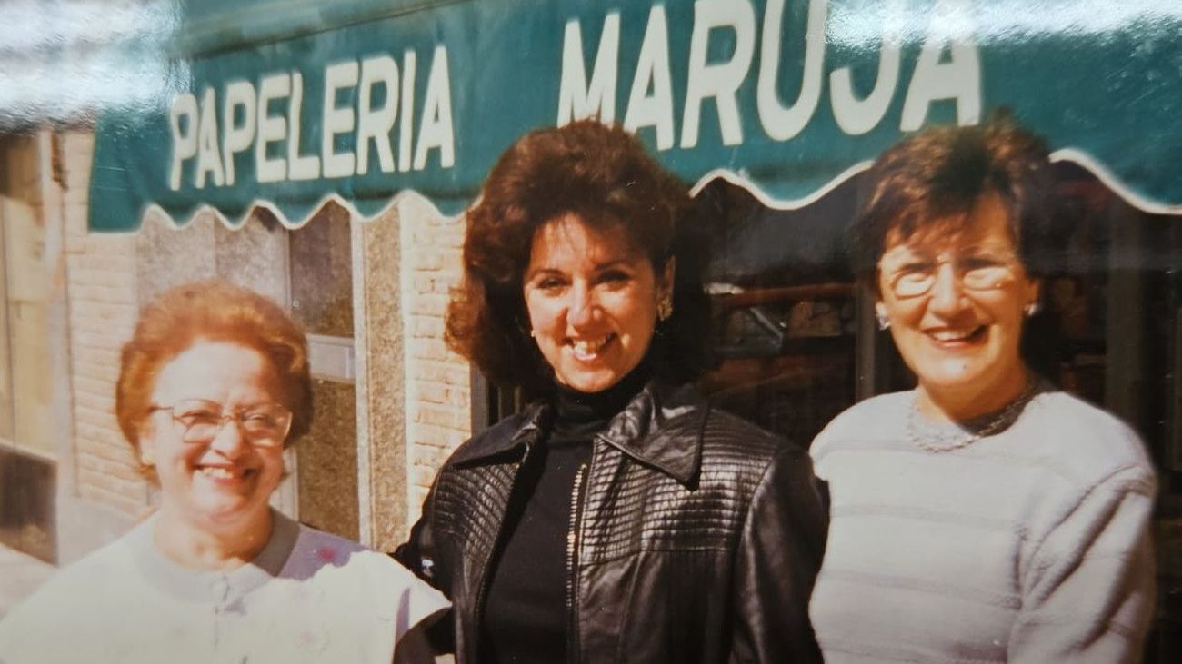 Maruja, a la izquierda, junto a dos amigas en el exterior de la papelería
