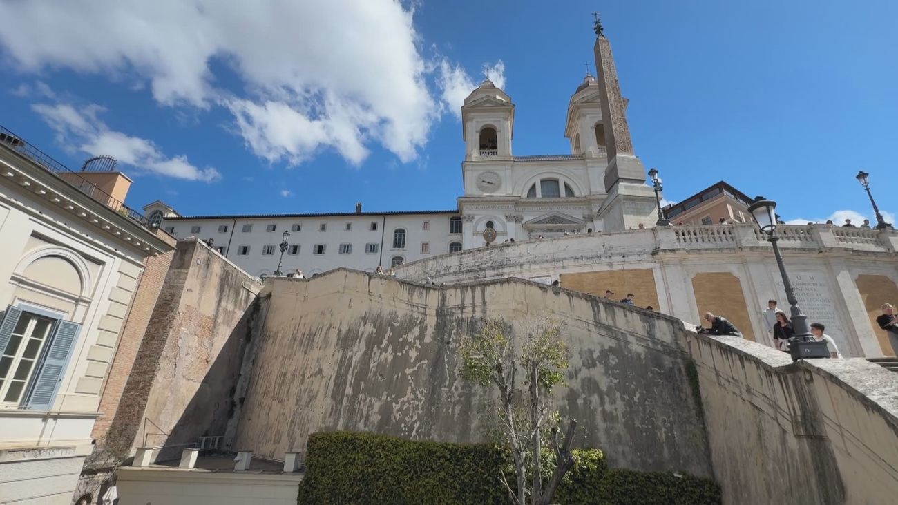 Una turista española muere tras caerse al vacío en la plaza de España de Roma