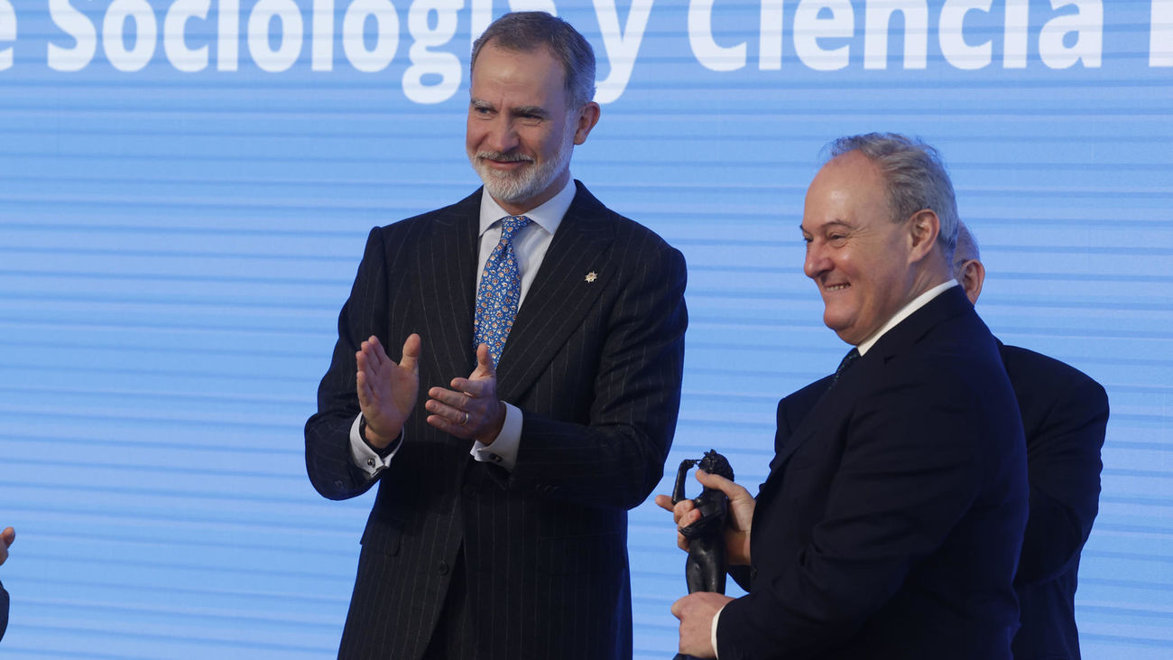 Pablo Oñate, premio Nacional de Sociologia, advierte sobre el "declive de la demcracia"