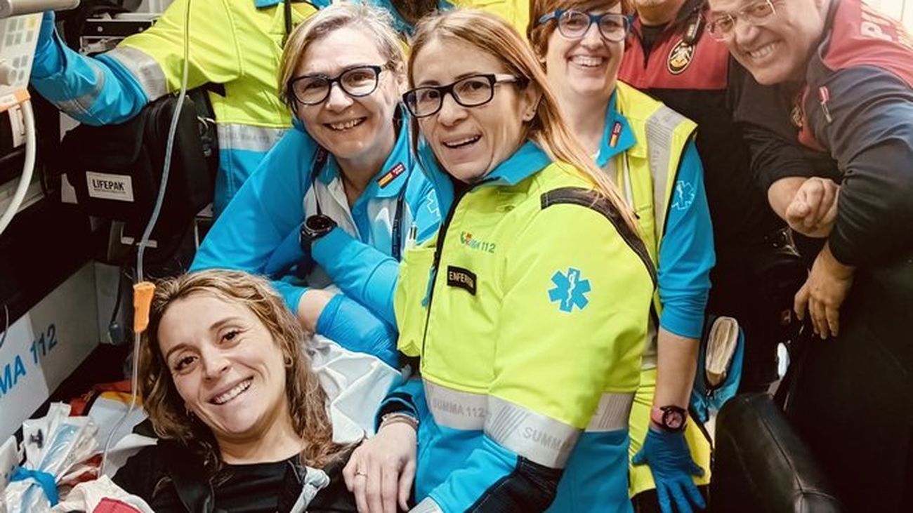 Miembros de los equipos de emergencia junto a la madre