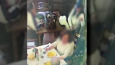 VIDEO | Carteristas en Valdemoro: así robaban al descuido dos mujeres en un restaurante