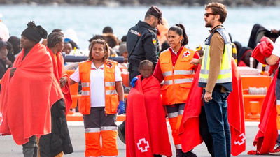 El Gobierno tiene 10 días para hacerse cargo de más de mil inmigrantes menores que han pedido asilo en Canarias