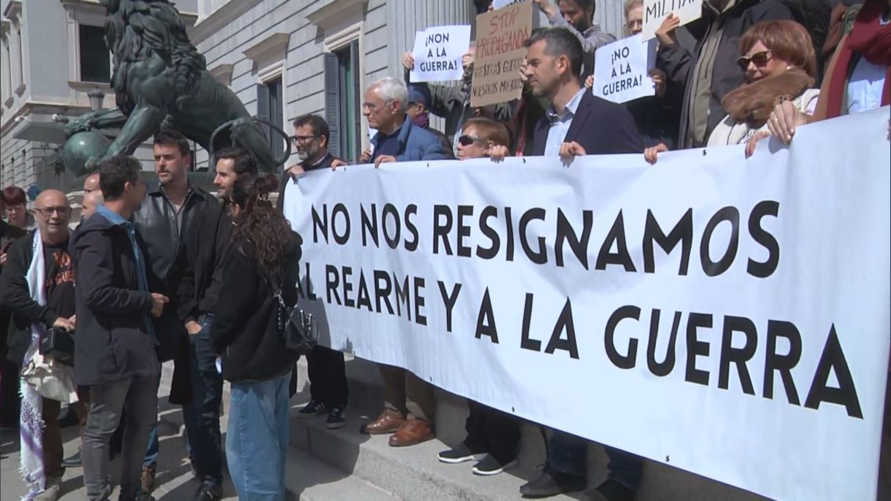 Actores, cantantes y asociaciones presentan el manifiesto 'No nos resignamos al rearme’ frente al Congreso