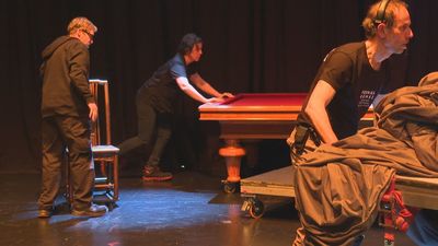 Cómo se vive una función de teatro entre bambalinas