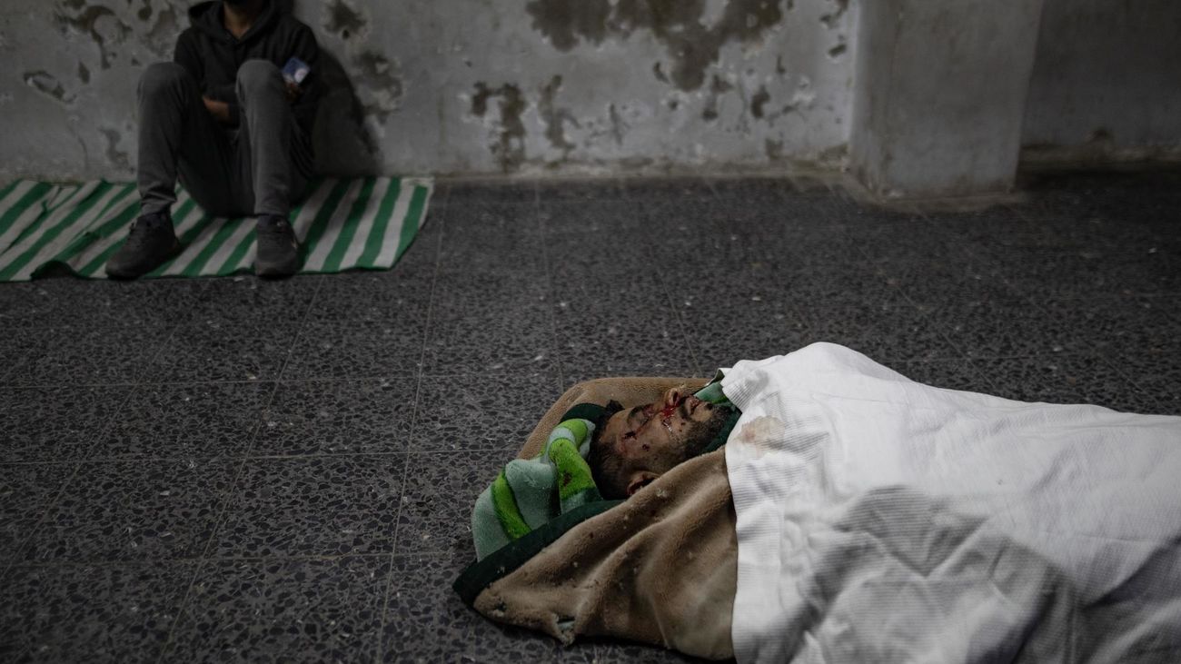 El cuerpo del portavoz de Hamas  Abdul Latif al-Qanou en el hospital at Al-Ahli Arab, en Gaza