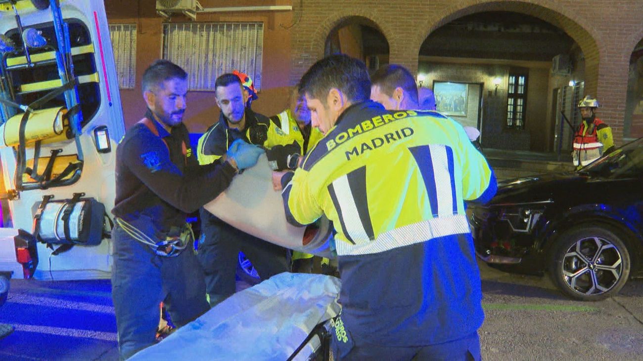 Laborioso rescate de una persona obesa que sufrió un infarto en su piso de Ciudad Lineal
