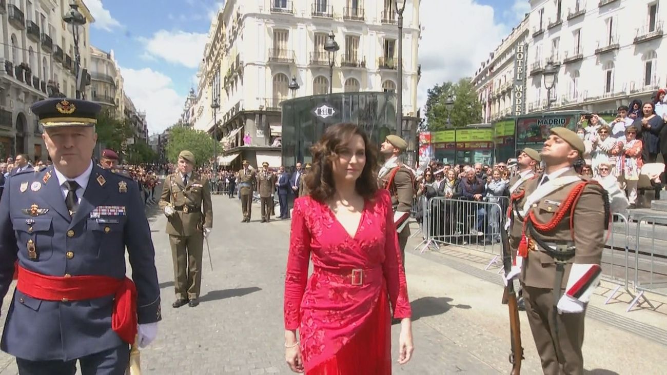 El Ministerio de Defensa veta que Ayuso copresida una jura de bandera de civiles en Alcobendas