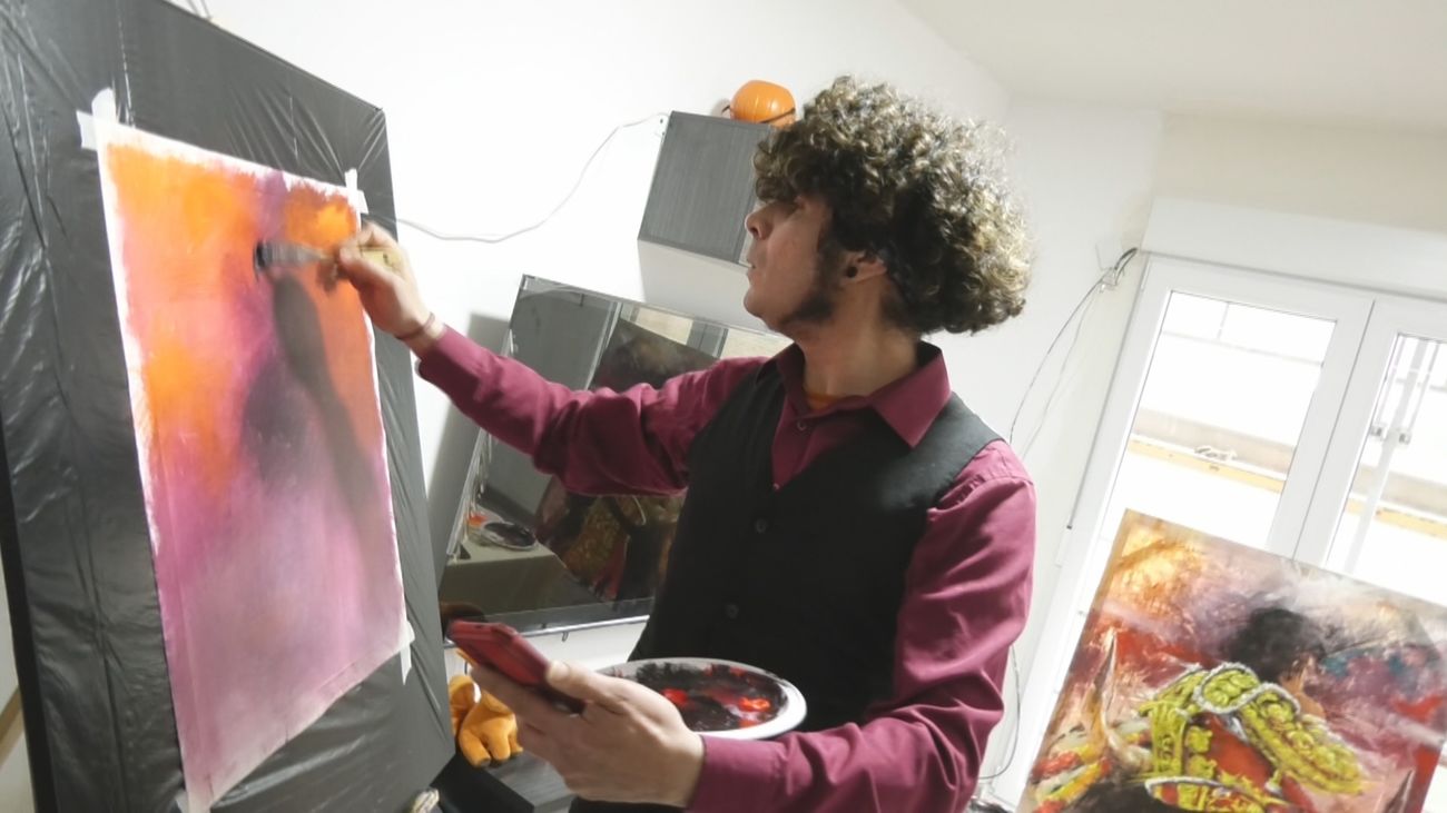 Un pintor taurino expone sus obras todos los días en Gran Vía