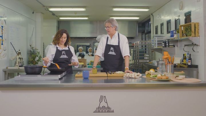 Isabel Diaz Ayuso cocinando en Sabor a Madrid con Poty / TELEMADRID