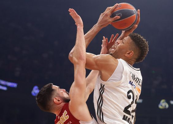 Tavares ante Estrella Roja / EFE