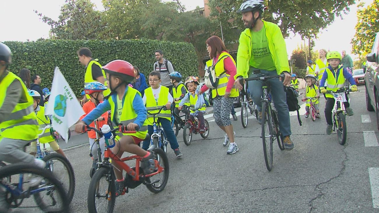 En bici al cole en Ciudad Lineal: "Los conductores no nos respetan mucho"