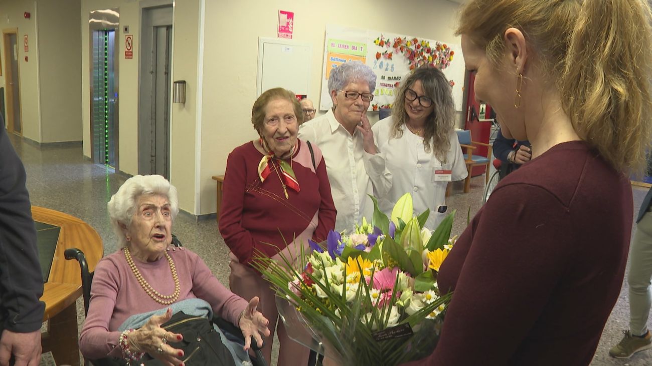 La consejera de Familia, Ana Dávila, visita una residencia de mayores