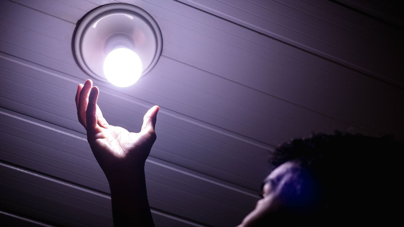 Hombre colocando una bombilla