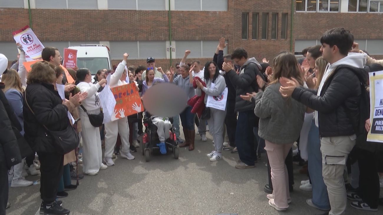 Concentración en el Instituto de Santander para pedir justicia tras el caso de acoso