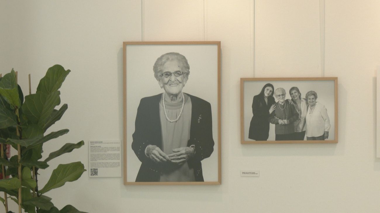 Regina, a sus 110 años, brilla en la exposición 'Madrileños centenarios'